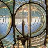...composta da grandi �lenti di Fresnel� frazionate in anelli concentrici. Tale sistema permette di trasformare la luce continua ed omnidirezionale della sorgente in segnali intermittenti